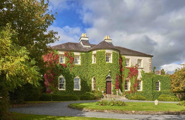 Georgian Stately Home on Private Lake, idyllic setting, close to Galway City