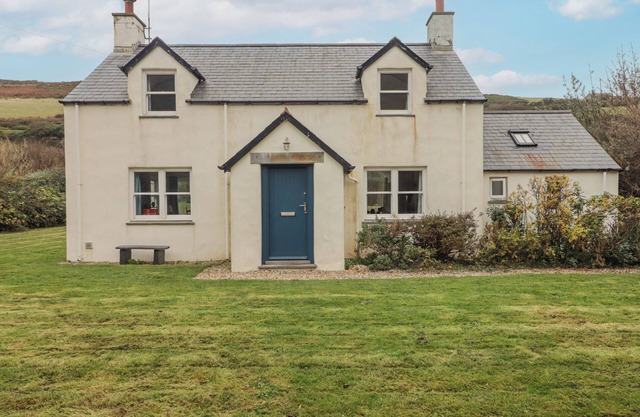 GER Y TRAETH, pet friendly, country holiday cottage in Dinas Cross