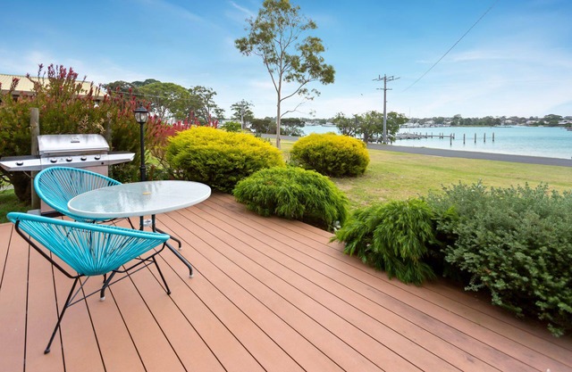 Getaway - A getaway with stunning water views, open-plan living & fireplace