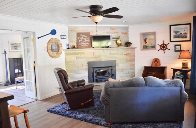 Getaway for 2. Walking distance to beautiful sandy beach & gorgeous sunsets.