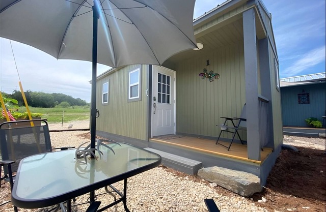 Getaway In The Heart Of Texas. 5 Minutes From Colorado Bend State Park.