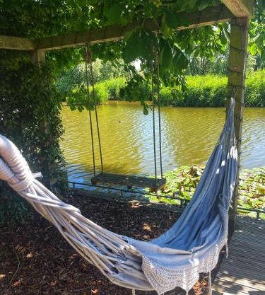 Gezellige Pipo met grote schommel aan het water en hottub