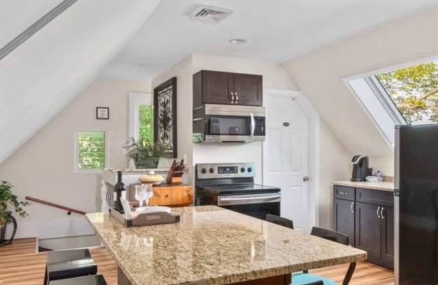 *Ghostly 2BR Halloween Home|Salem+Beverly|Parking