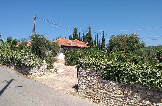 Giannis House near the beach Peroulia