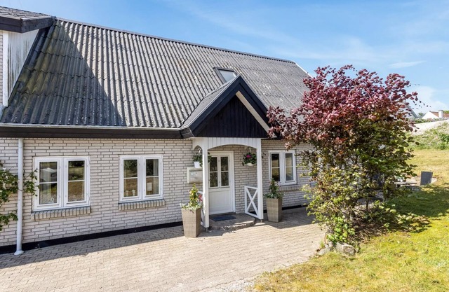 "Gilbert" - 500m from the sea by Interhome