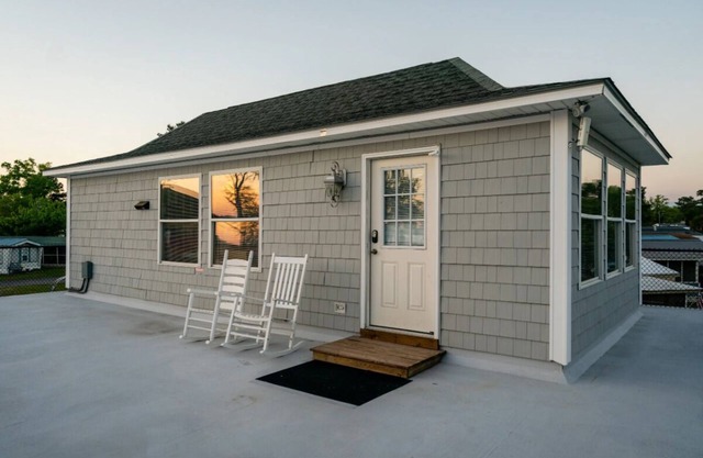 GilligansIslandResort.com White Lake Waterfront Cottage Pier w/boat access pool