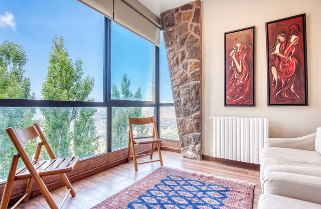 Gin 3-Bedroom Apartment in Mzaar