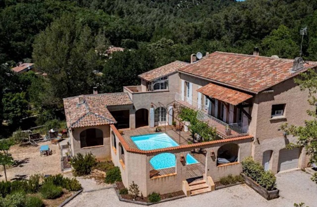 Gîte 8 pers air-conditioned, 3 bedrooms with bathrooms, private pool. Peaceful
