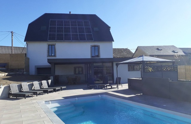 Gite for 8 people, heated swimming pool-SPA in the heart of the village with private garden