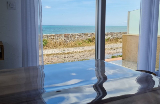 Gite la mer, les pieds dans l'eau for 4 people