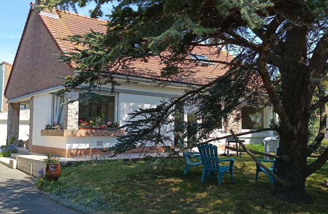 Gîte labellisé chez "Mamoune" is located right next to the beach by the footpath.