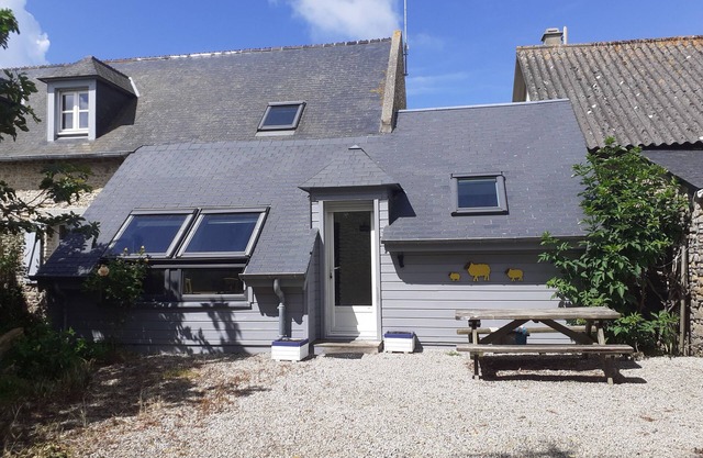 GITE LES MOUETTES House 300m from the sea, fenced garden for animals.