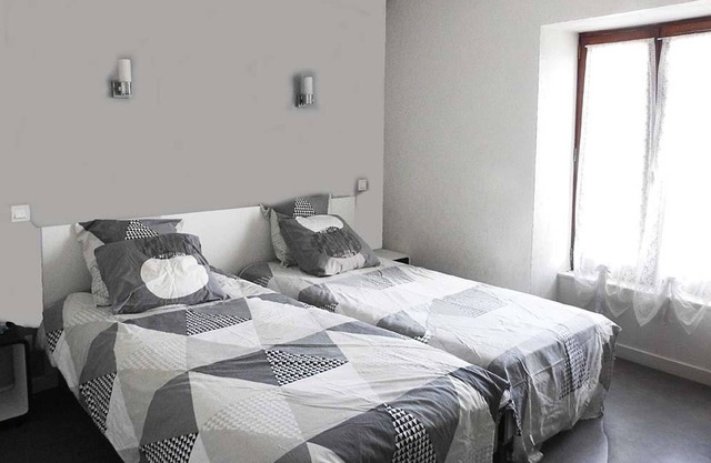 Gite Louroux-de-Bouble, 4 bedrooms, 12 persons