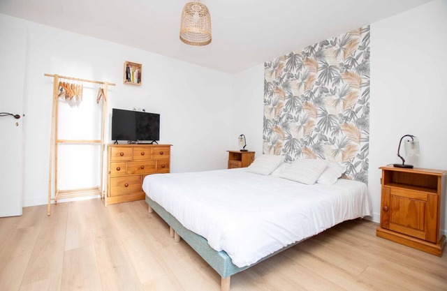 Gîte Saint-Jacques-de-Compostelle, 2 rooms, 2 bathrooms, very cool in summer, very large terrace 1 to 4 people - shared outdoor pool - private jacuzzi optional