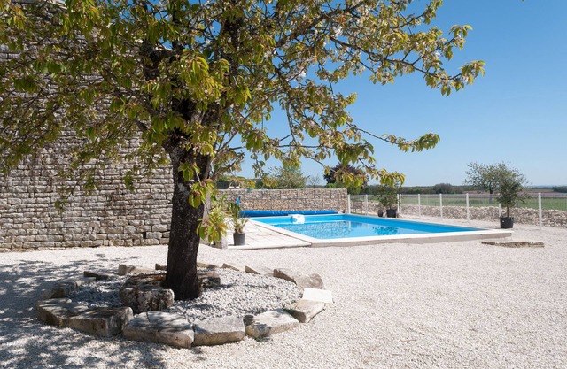 Gites 4 Etoiles, 4 adult 2 enfants, piscine chauffée, wifi, parking, jeux