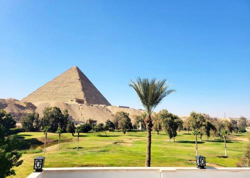 Glam pyramids Inn