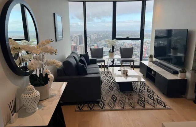 Glamorous 2 bedder Southbank home