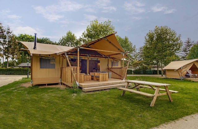 Glamping 6-person safari tent