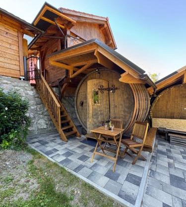 Glamping Medvedjek - Nočitev v vinskem sodu