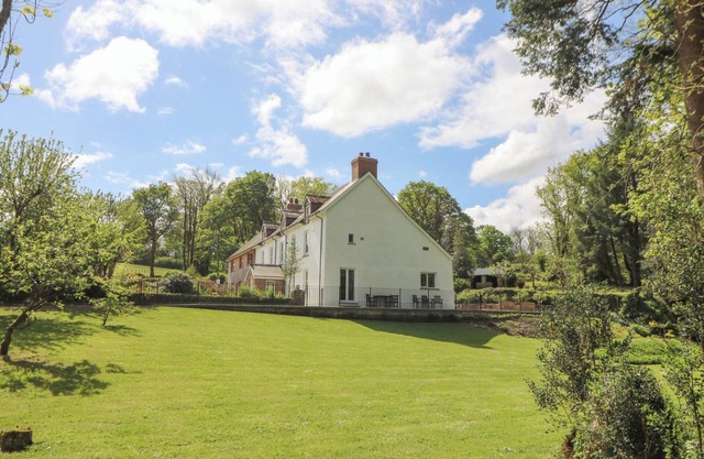 GLANDUAD FAWR, pet friendly, with open fire in Newport, Pembrokeshire