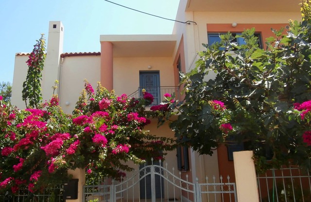 Glaros Home - Large garden, balconies, close to the beach, seaview