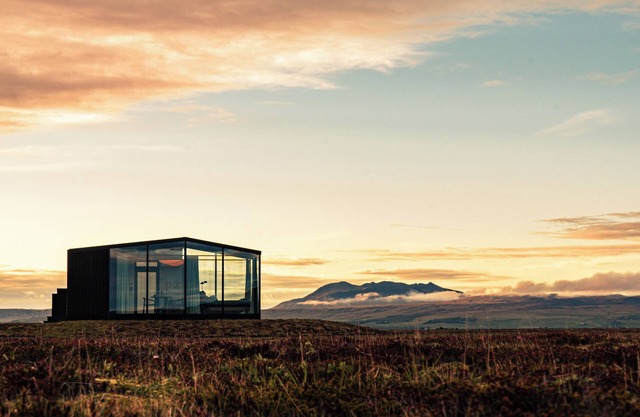 Glass-roof lodge with private spa & sauna near Seljalandsfoss, pure tranquility