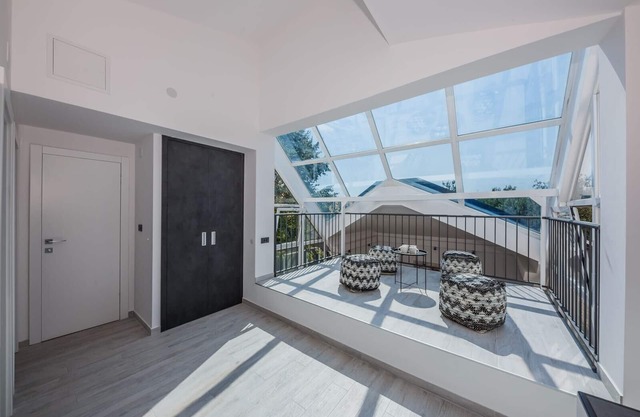 Glass villa includes: boat trip, pool, jacuzzi