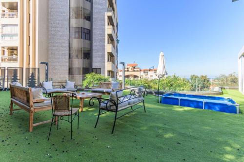 GlassHaus Rooftop 2-BR W Pool & Terrace in Ghazir