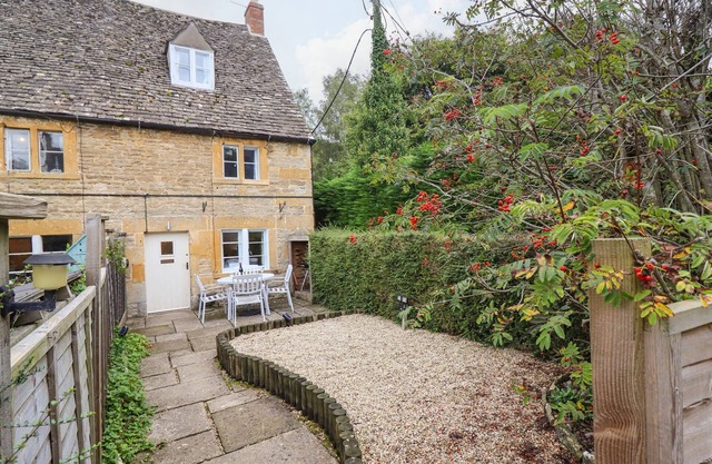 GLEED COTTAGE, pet friendly, character holiday cottage in Cheltenham