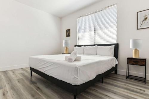 Glendale CozySuites - Westgate with pool 10