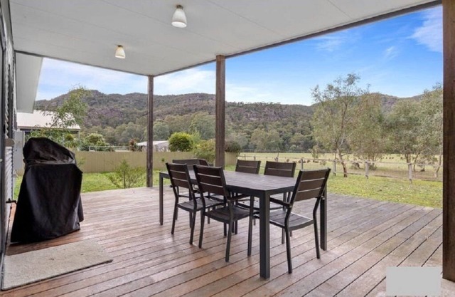 Glendene Halls Gap. Beautiful Mountain views. Directly behind shopping strip.