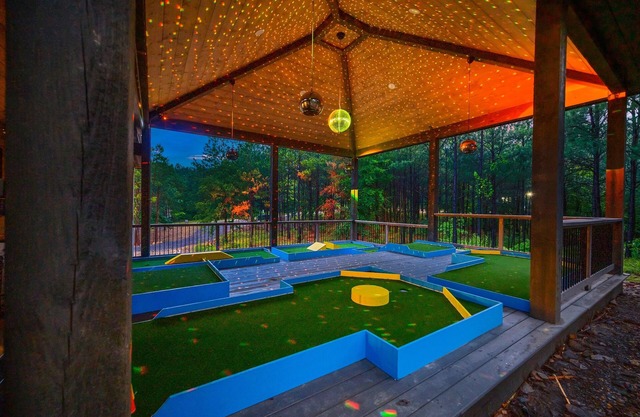 Glow Mini Golf/Pool Table/Waffle Bar/Game Room!