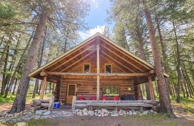 Goat Wall Cabin: log cabin retreat on the meadow