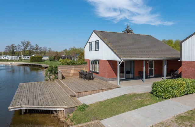 Going on holiday with the entire family? Stay at our freestanding bungalow with a view of the Veluwemeer or at the courtyard garden.