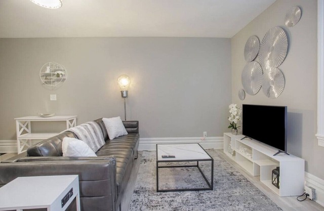 Gold 2 · Stunning Couples Retreat - Downtown Getaway