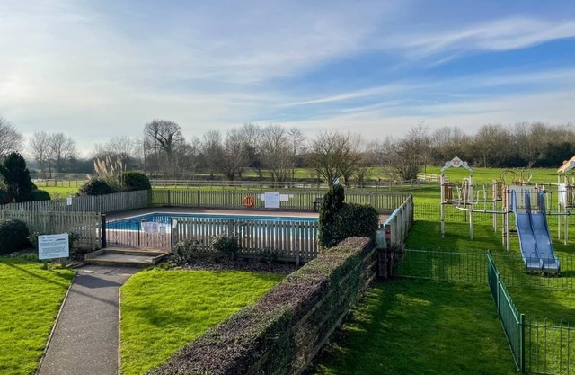 Gold Deluxe 2 Bed sleeps 6 Pet friendly