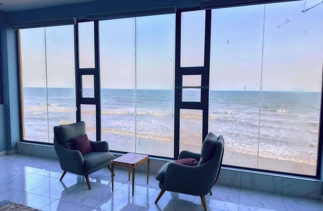 Gold Shore Villa 3-bedroom house with WiFi and AC in Kokrobite on the Beach