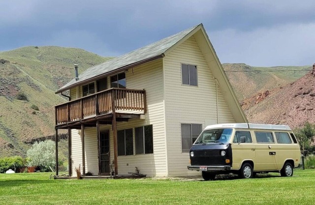 Goldbug Hot Springs Getaway, Cozy Cabin Great for Hot Springs, Fishing & Hunting!