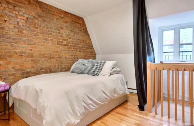 Golden Cross/Typical old Quebec appartement