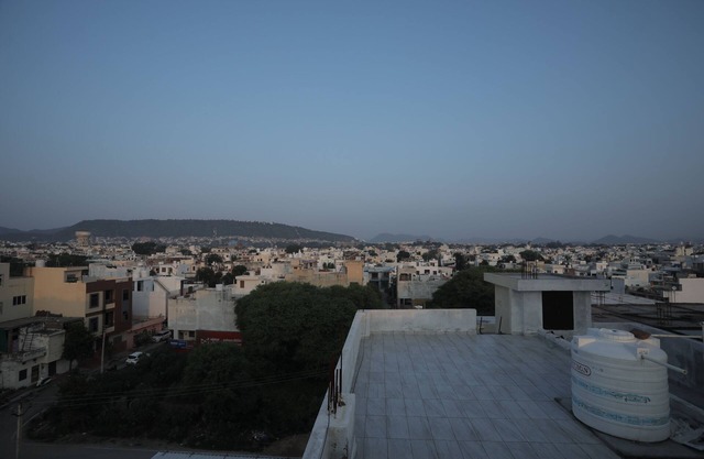 Golden Glow - Luxury 1BHK Apt with Bathtub by Ivory Stays