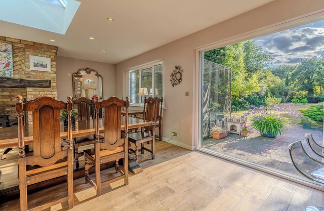 GOLDEN GLOW NEST, Rustic Charm Meets Modern Living (1 King Private Room)