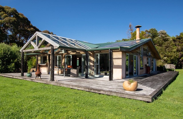 Golden Paradise - Rangihaeata Holiday Home
