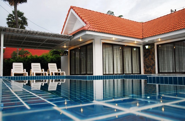 Golden suite private pool villa