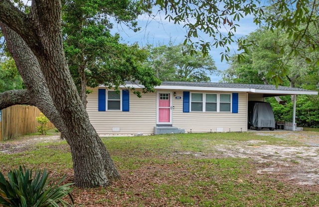 GOLF CART Included Oak Island Cottage - Pet-friendly, Fire Pit, Porch, Sleeps 8