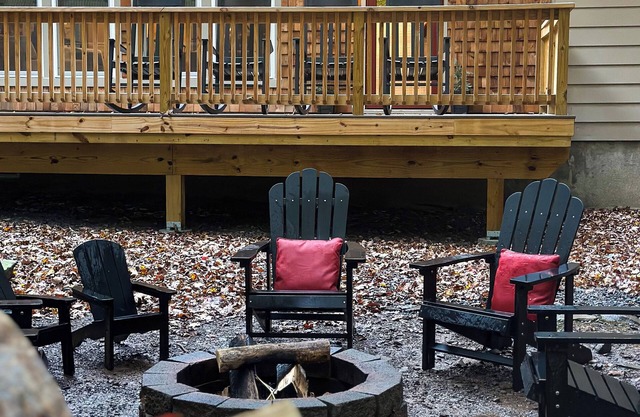 Golf Cart, Kayaks & Game Room. 1 Block to Lake, Dog-Friendly Cabin w/Fireplace