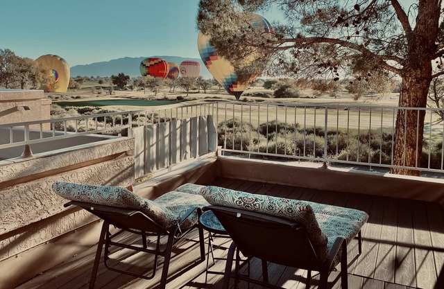 Golf Course, Mnt Views, Balloons, King & Queen Beds, Veranda, Yard, 3 BD, WI-FI