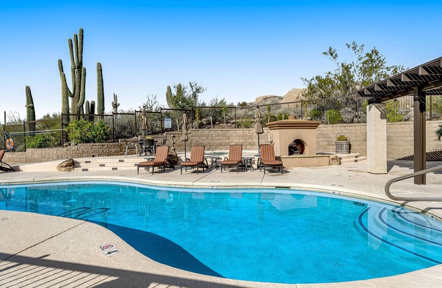 Golf-Course View Condo with Central AC & Washer/Dryer - Shared Pool & Hot Tub