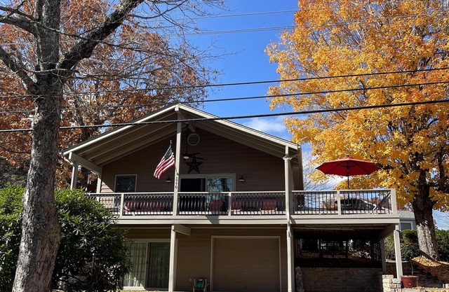 Golf course view in NC mountains- near wineries and more!