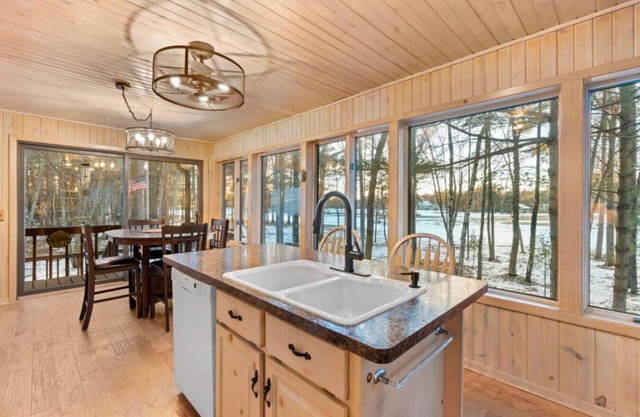 Golf UTV 4 Kings in Voyager Village on airstrip