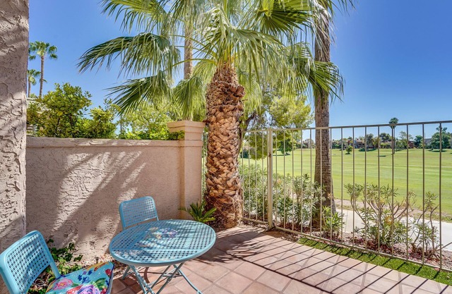 Golf View Resort Like Living in Heart of Old Town - 2 Bd + Den, 2 Ba, garage!